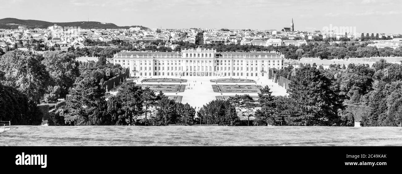 WIEN, ÖSTERREICH - 23. JULI 2019: Schloss Schönbrunn, Deutsch - Schloss Schönbrunn, und großer Parterre Französischer Garten mit schönen Blumenbeeten in Wien, Österreich. Schwarzweiß-Bild. Stockfoto