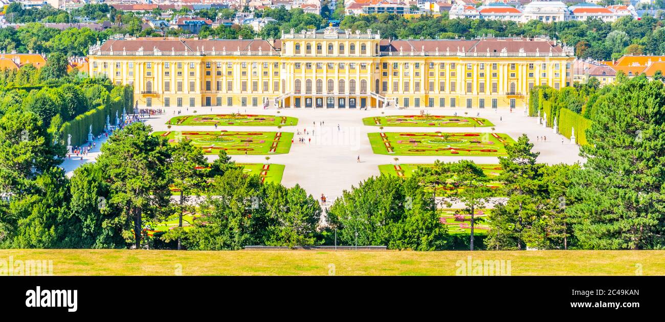 WIEN, ÖSTERREICH - 23. JULI 2019: Schloss Schönbrunn, Deutsch - Schloss Schönbrunn, und großer Parterre Französischer Garten mit schönen Blumenbeeten in Wien, Österreich Stockfoto