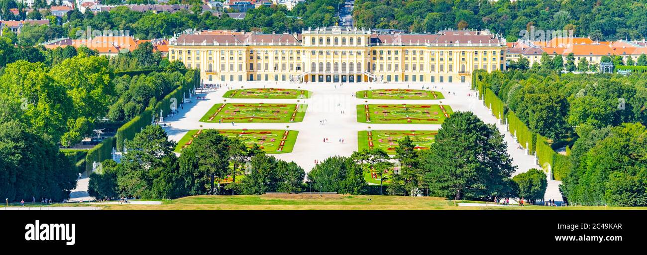 WIEN, ÖSTERREICH - 23. JULI 2019: Schloss Schönbrunn, Deutsch - Schloss Schönbrunn, und großer Parterre Französischer Garten mit schönen Blumenbeeten in Wien, Österreich Stockfoto