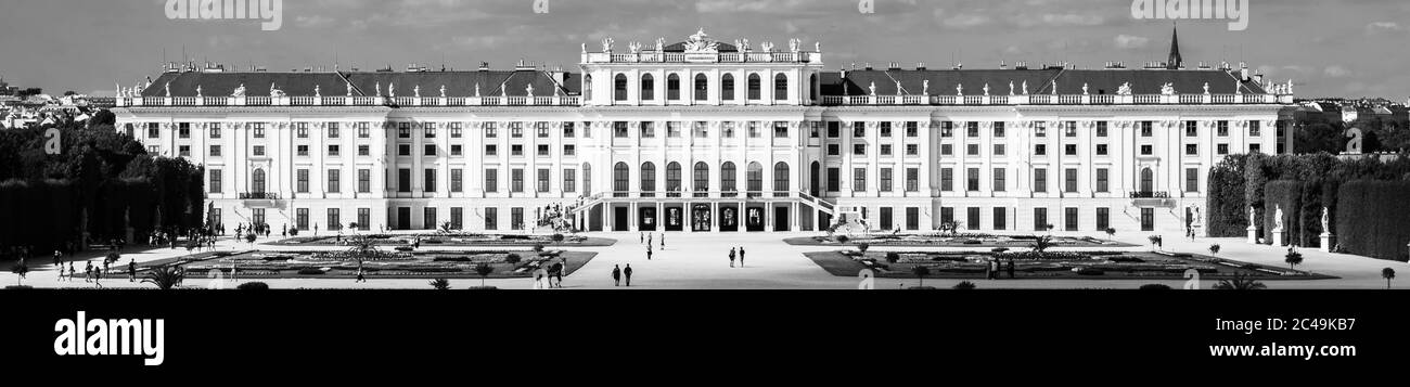WIEN, ÖSTERREICH - 23. JULI 2019: Schloss Schönbrunn, Deutsch - Schloss Schönbrunn, und großer Parterre Französischer Garten mit schönen Blumenbeeten in Wien, Österreich. Schwarzweiß-Bild. Stockfoto