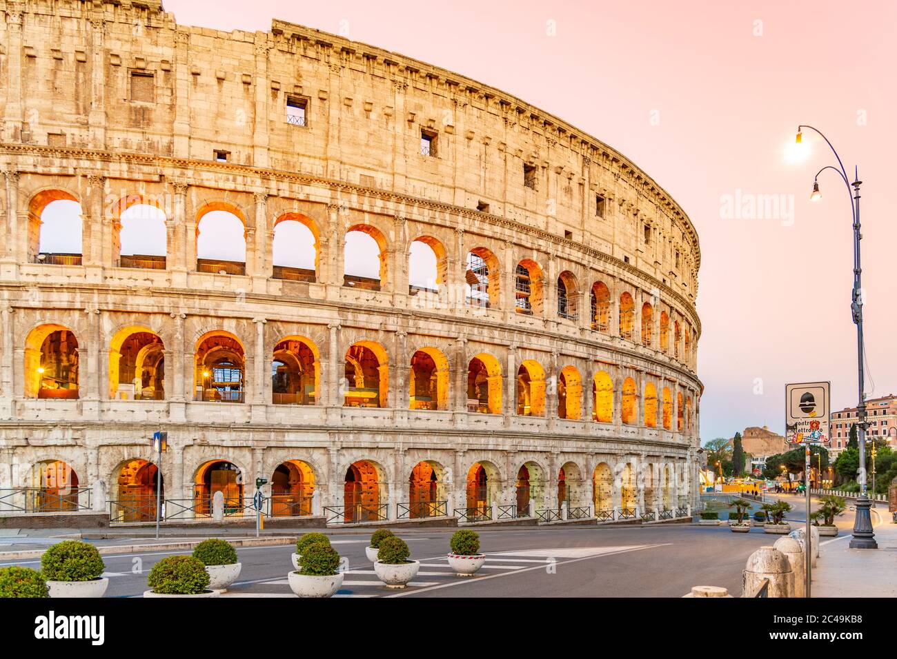 Kolosseum oder Kolosseum. Erleuchtetes riesiges römisches Amphitheater früh am Morgen, Rom, Italien. Stockfoto