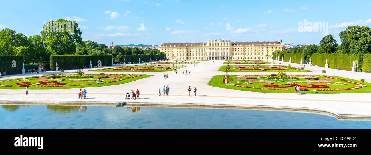 WIEN, ÖSTERREICH - 23. JULI 2019: Schloss Schönbrunn, Deutsch: Schloss Schönbrunn, und großer Parterre - Französischer Garten mit schönen Blumenbeeten, Wien, Österreich Stockfoto