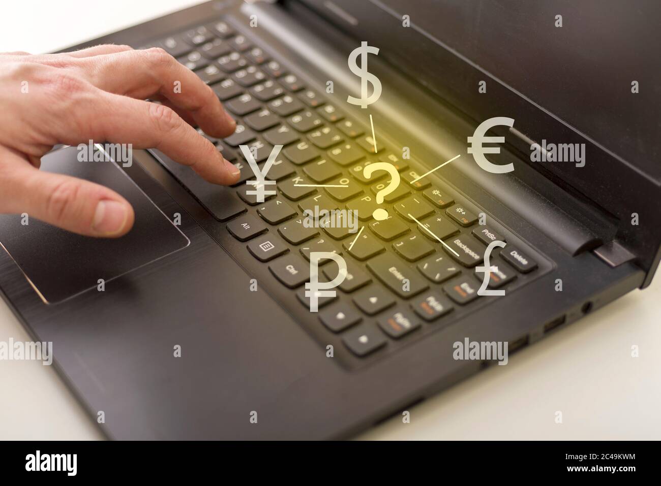 Devisen-Exchange-Konzept, Devisenhandel. Dollar, Euro, Pfund und Yen Zeichen mit Geschäftsmann arbeiten am Computer auf Hintergrund. Stockfoto