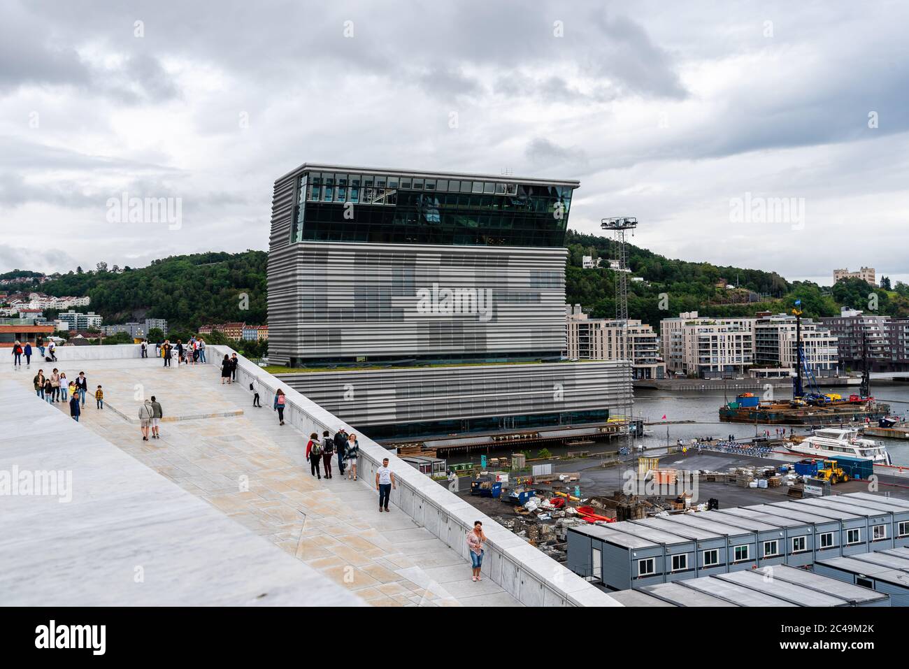 Oslo, Norwegen - 11. August 2019: Außenansicht der Oper und des Munch Museums in Oslo. Neues modernes Gebäude, entworfen von Snohetta Architekten. Stockfoto
