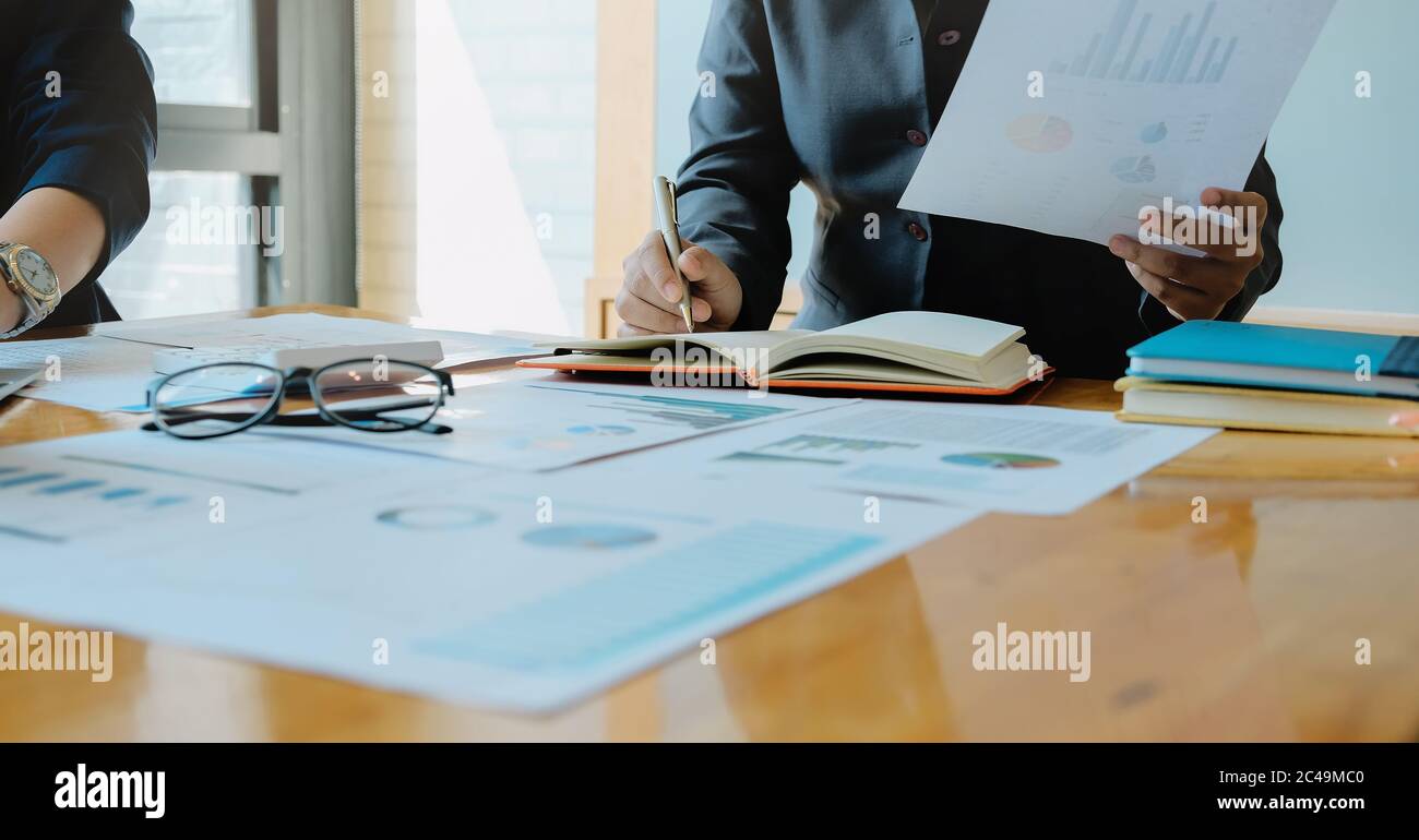Geschäftsfrau schreibt im Tagungsraum auf einem Notizblock mit Stift Stockfoto