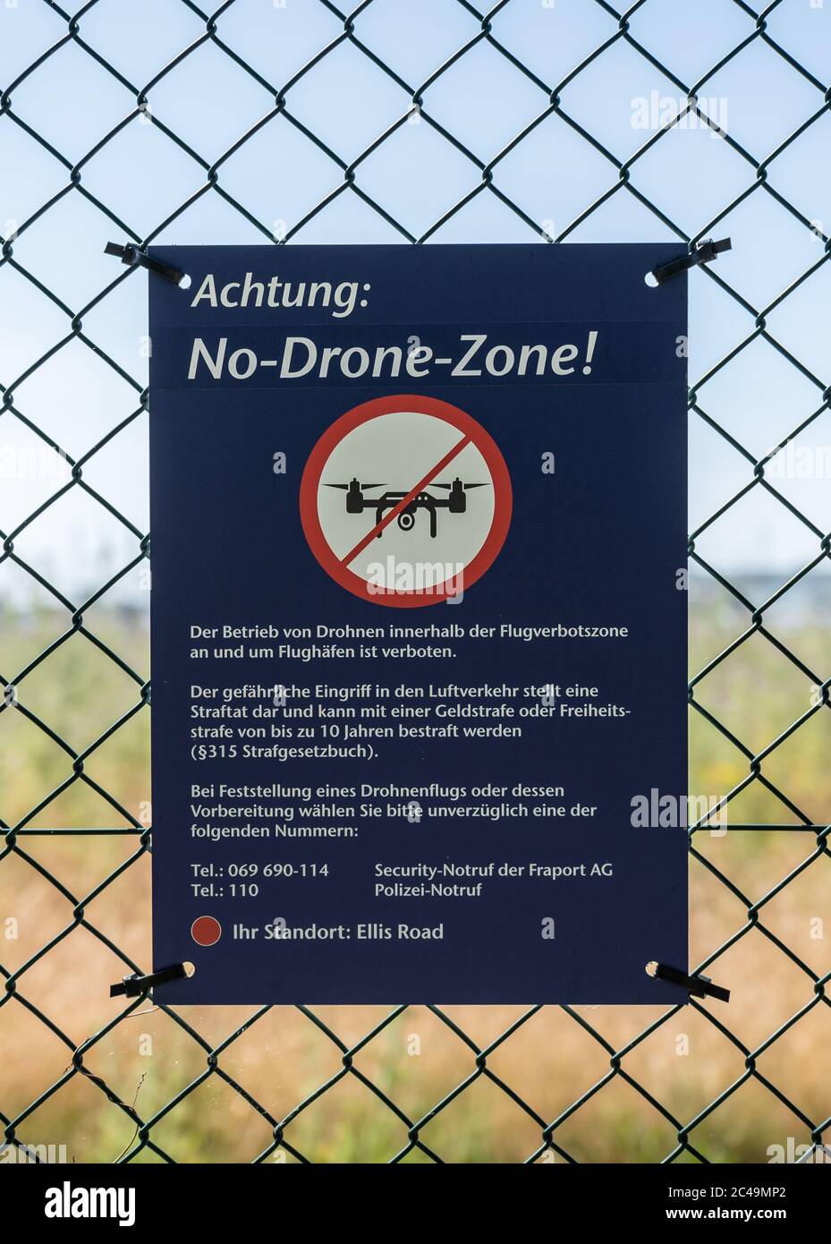 24. Juni 2020, Hessen, Frankfurt/Main: Ein Schild am Frankfurter Flughafen weist auf ein Drohnenflugverbot hin. Foto: Silas Stein/dpa Stockfoto