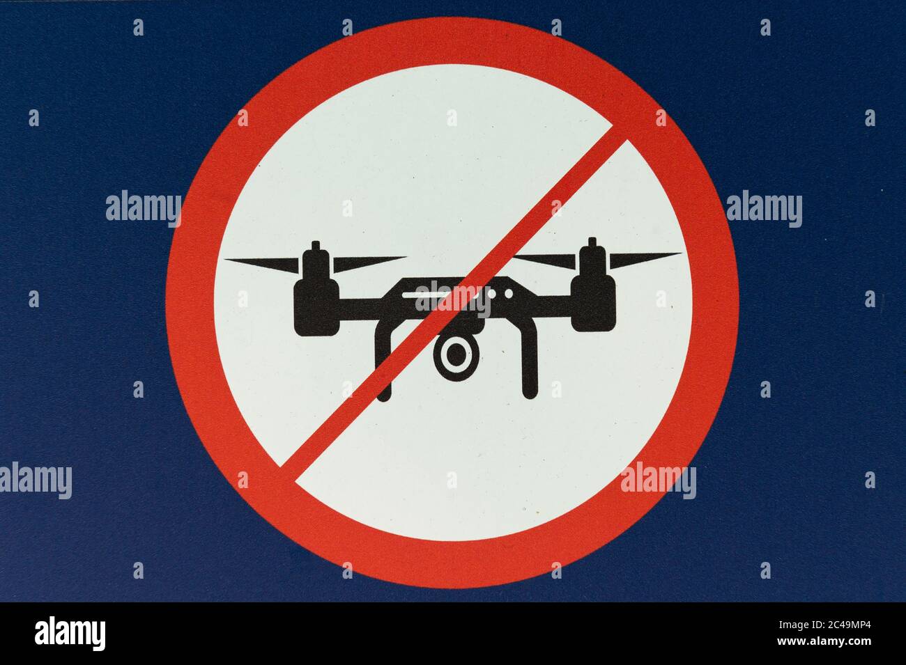 24. Juni 2020, Hessen, Frankfurt/Main: Ein Schild am Frankfurter Flughafen weist auf ein Drohnenflugverbot hin. Foto: Silas Stein/dpa Stockfoto
