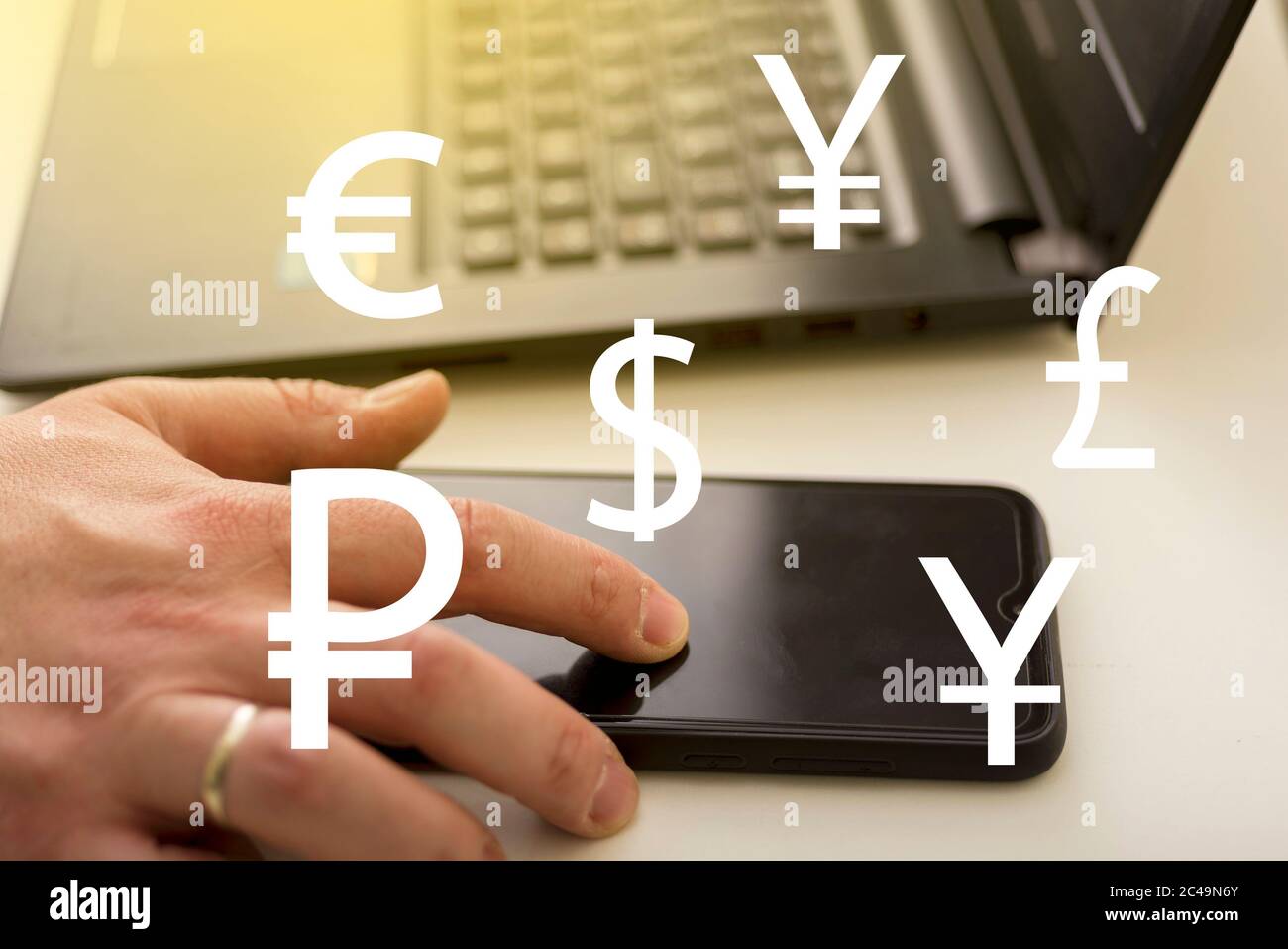 Devisen-Exchange-Konzept, Devisenhandel. Dollar, Euro, Pfund und Yen Zeichen mit Geschäftsmann arbeiten am Computer auf Hintergrund. Stockfoto