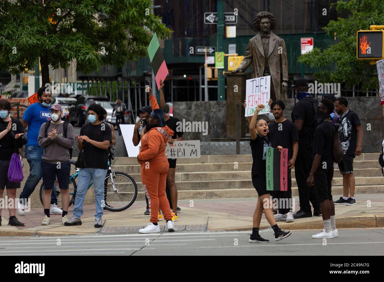 18. Juni 2020, New York, New York, USA: Protest am Frederick Douglass Memorial. 18. Juni 2020. (Bild: © John Marshall Mantel/ZUMA Wire) Stockfoto