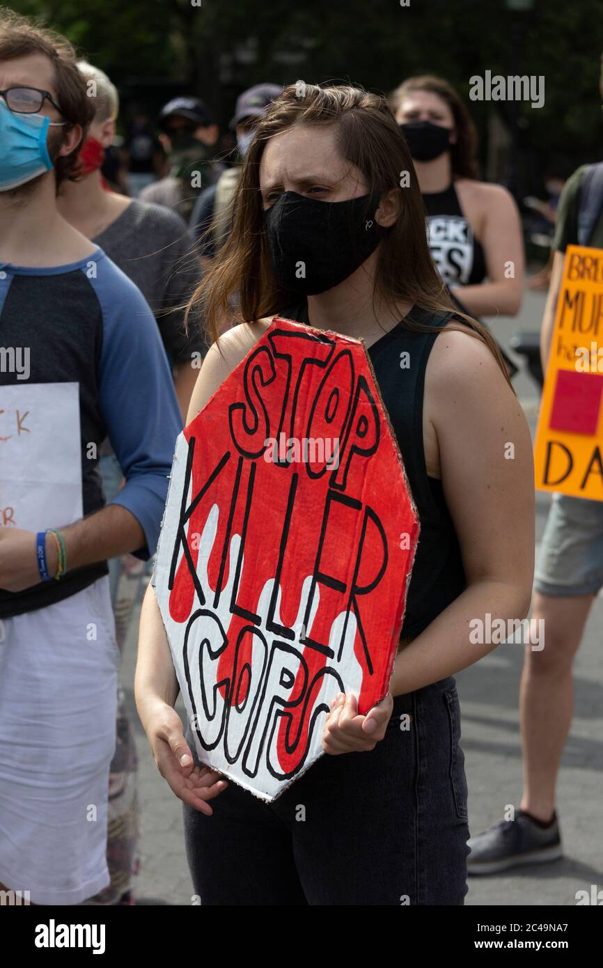 18. Juni 2020, New York, New York, USA: Ein Protestschild im Washington Square Park sagt, Stopp Killer Cops..18. Juni 2020. (Bild: © John Marshall Mantel/ZUMA Wire) Stockfoto