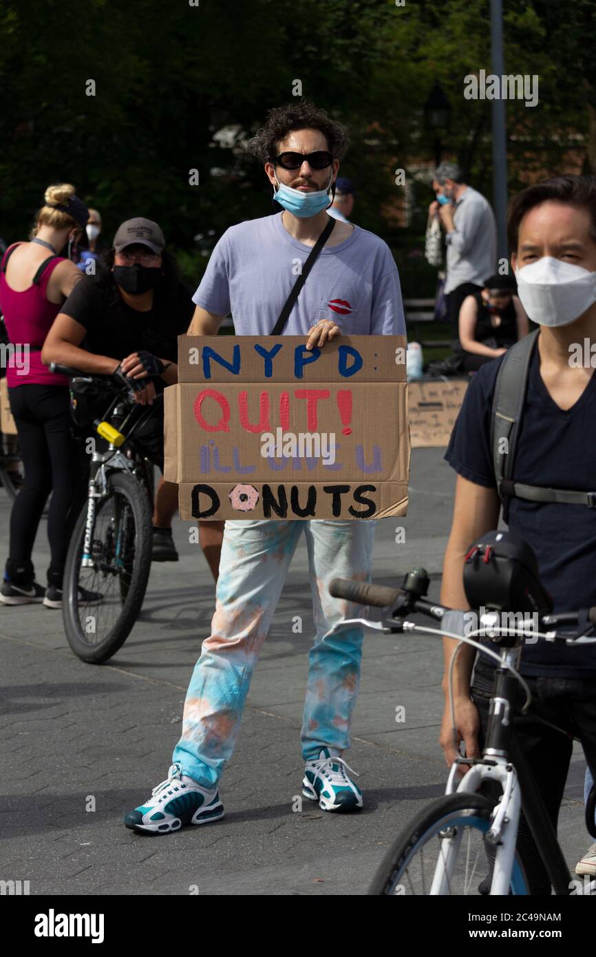 18. Juni 2020, New York, New York, USA: Ein Protestschild im Washington Square Park sagt, dass NYPD aufgehört hat IÃ¢â‚¬â„¢ll give U Donuts..18. Juni 2020. (Bild: © John Marshall Mantel/ZUMA Wire) Stockfoto