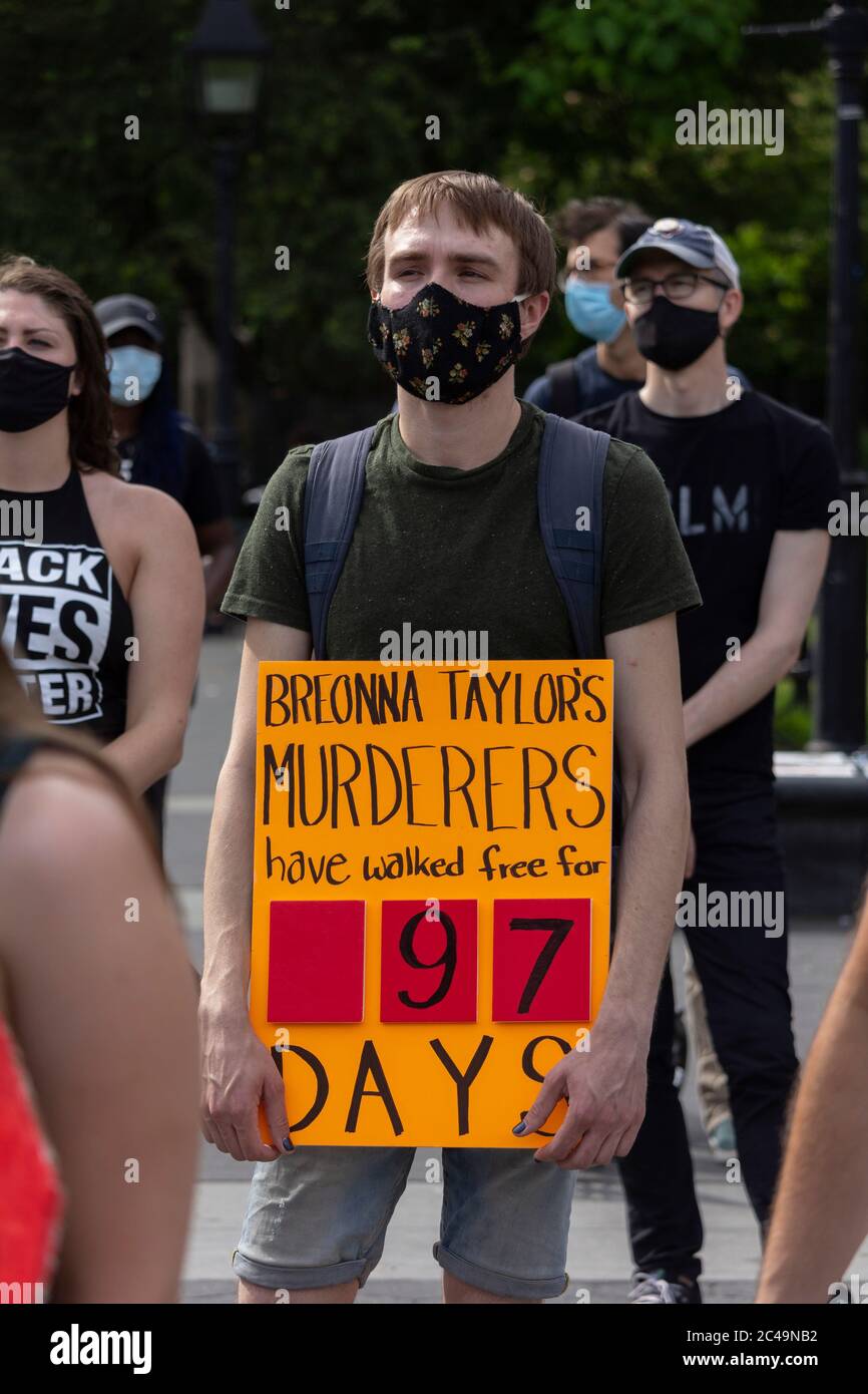 18. Juni 2020, New York, New York, USA: Ein Protestschild im Washington Square Park verweist auf den Tod von Breonna Taylor. 18. Juni 2020. (Bild: © John Marshall Mantel/ZUMA Wire) Stockfoto