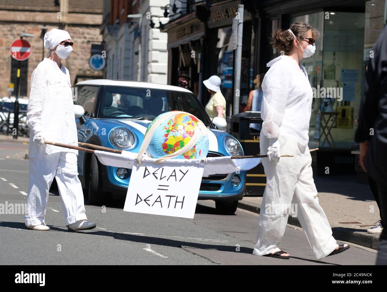 Hereford, Herefordshire, Großbritannien – Donnerstag, 25. Juni 2020 – Extinction Rebellion ( XR ) Demonstranten, die eine sterbende Pflanze tragen, marschieren durch Hereford, um gegen den Klimawandel zu protestieren. Heute hat der Ausschuss für Klimaänderungen (CCC) seinen jüngsten Bericht veröffentlicht, in dem es heißt, dass Großbritannien bei seinem Ziel, die Treibhausgasemissionen zu senken, zurückbleibt, ironischerweise am heißesten Tag des Jahres für einen Großteil des Vereinigten Königreichs mit Temperaturen von 30 Grad in Herefordshire. Foto Steven May / Alamy Live News Stockfoto