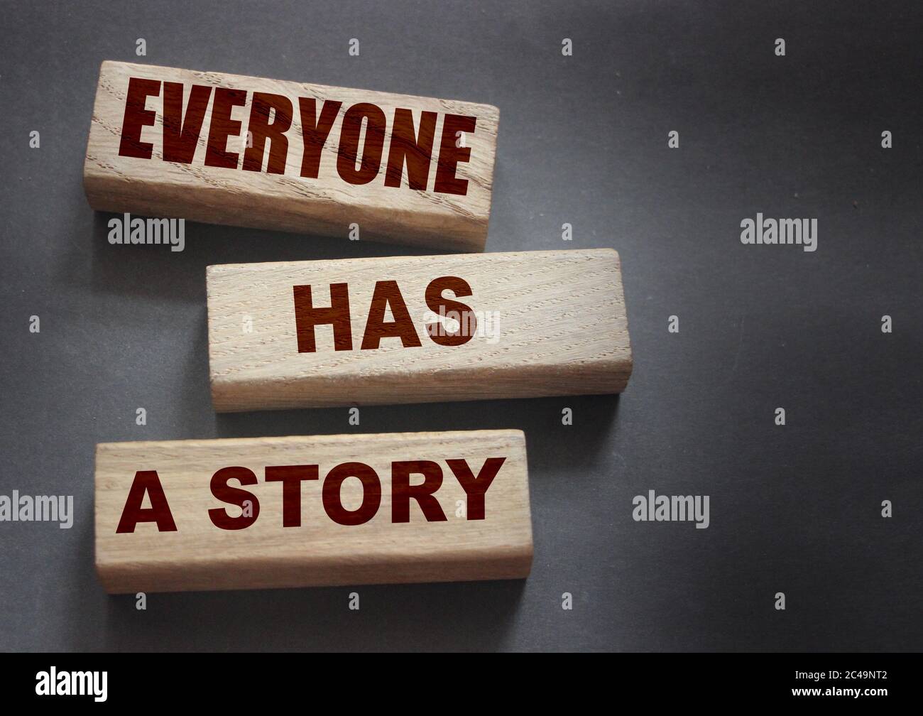 Jeder hat ein Geschichtenwort auf Holzblock geschrieben. Storytelling Copywriting Geschäftskonzept Stockfoto