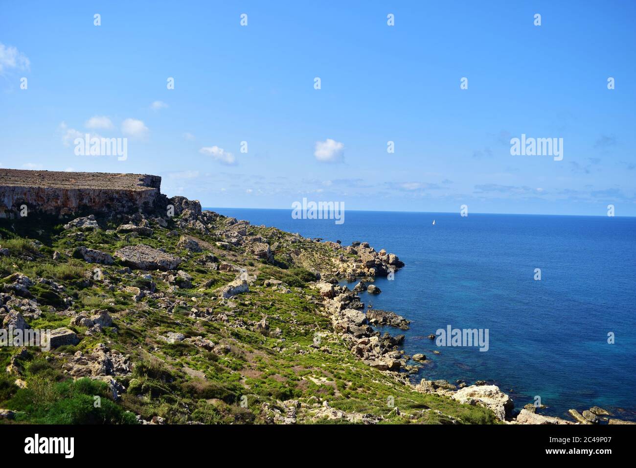 MELLIEHA, MALTA - 12. Okt 2014: Küstenklippen in Nordmalta, die Anzeichen von Verwitterung, Erosion, Geröll und Abgrund zeigen. Kalksteinfelsen Stockfoto