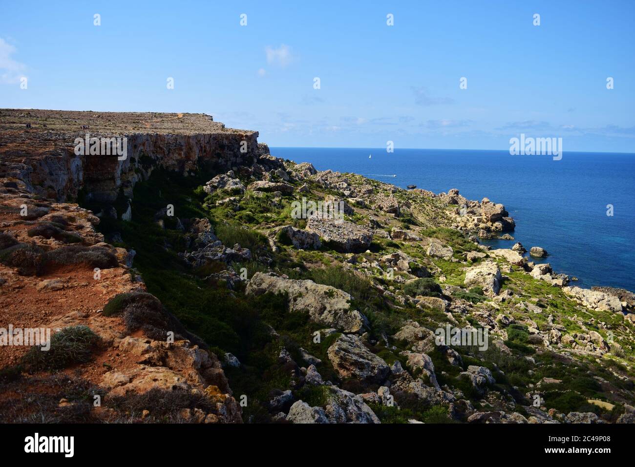 MELLIEHA, MALTA - 12. Okt 2014: Küstenklippen in Nordmalta, die Anzeichen von Verwitterung, Erosion, Geröll und Abgrund zeigen. Kalksteinfelsen Stockfoto