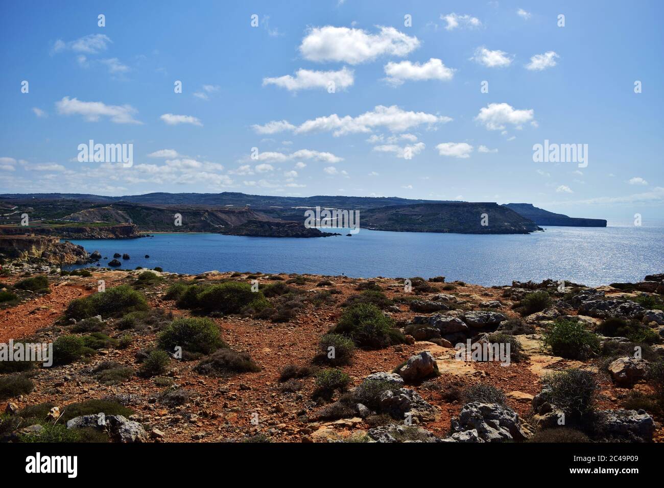 MELLIEHA, MALTA - 12. Okt 2014: Küstenlinie und Klippen von Ghajn Tuffieha und Golden Bay in Malta, zeigt Beweise für die Verwitterung und Erosion der Klippen, cli Stockfoto