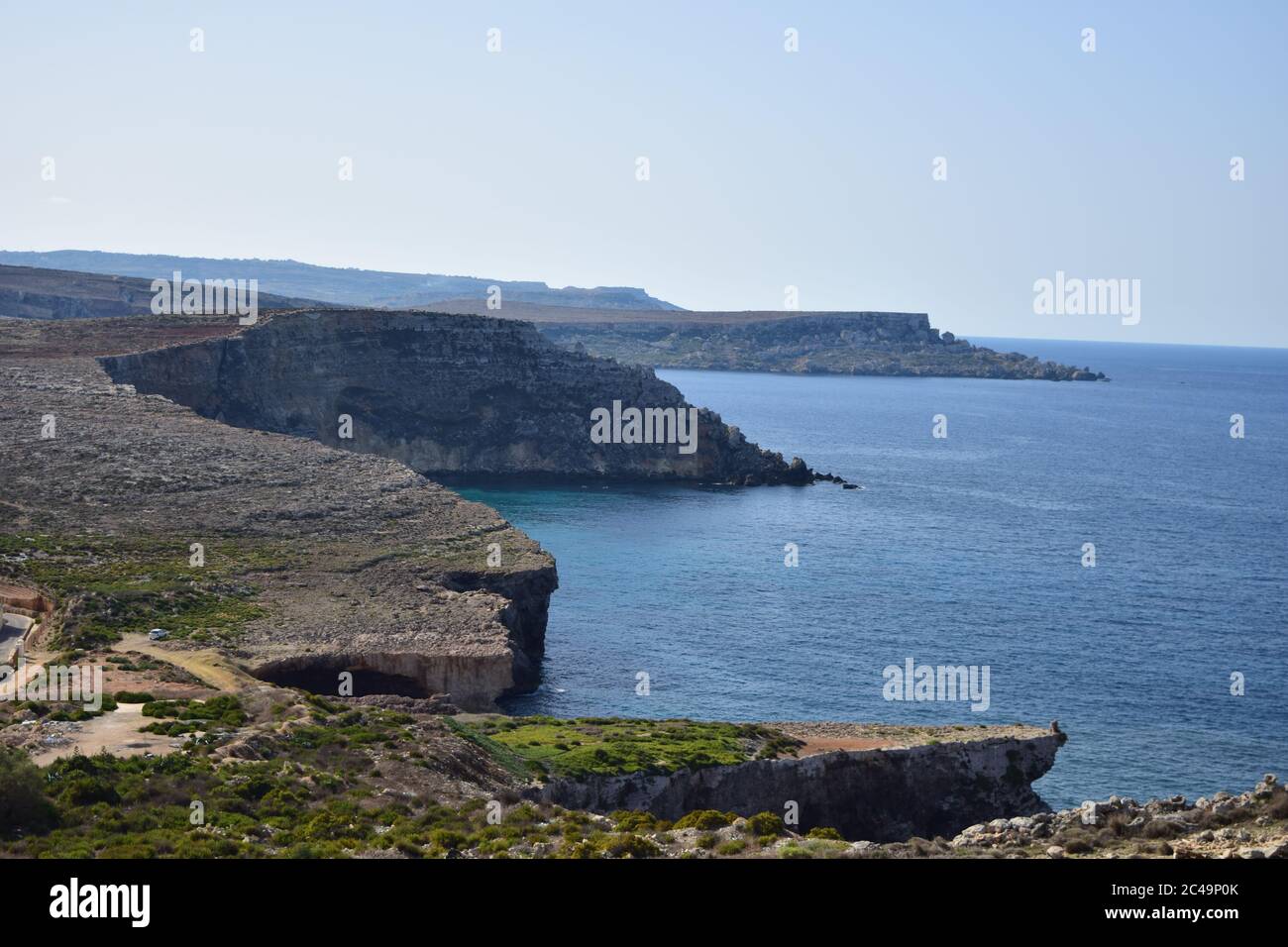 MELLIEHA, MALTA - 12. Okt 2014: Küstenklippen in Nordmalta, die Anzeichen von Verwitterung, Erosion, Geröll und Abgrund zeigen. Kalksteinfelsen Stockfoto