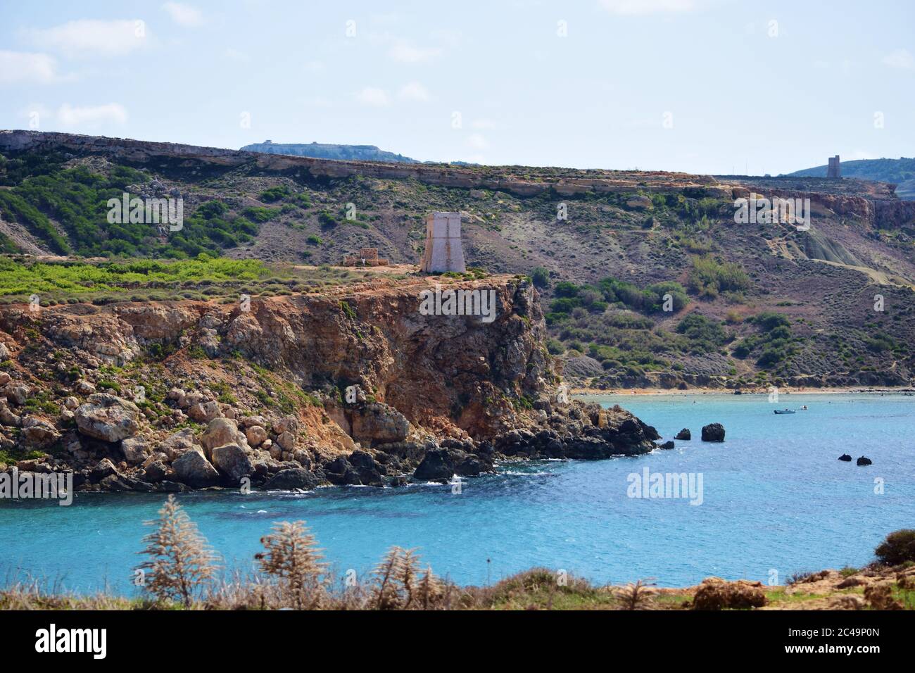 MELLIEHA, MALTA - 12. Okt 2014: Küstenlinie und Klippen von Ghajn Tuffieha und Golden Bay in Malta, zeigt Beweise für die Verwitterung und Erosion der Klippen, cli Stockfoto