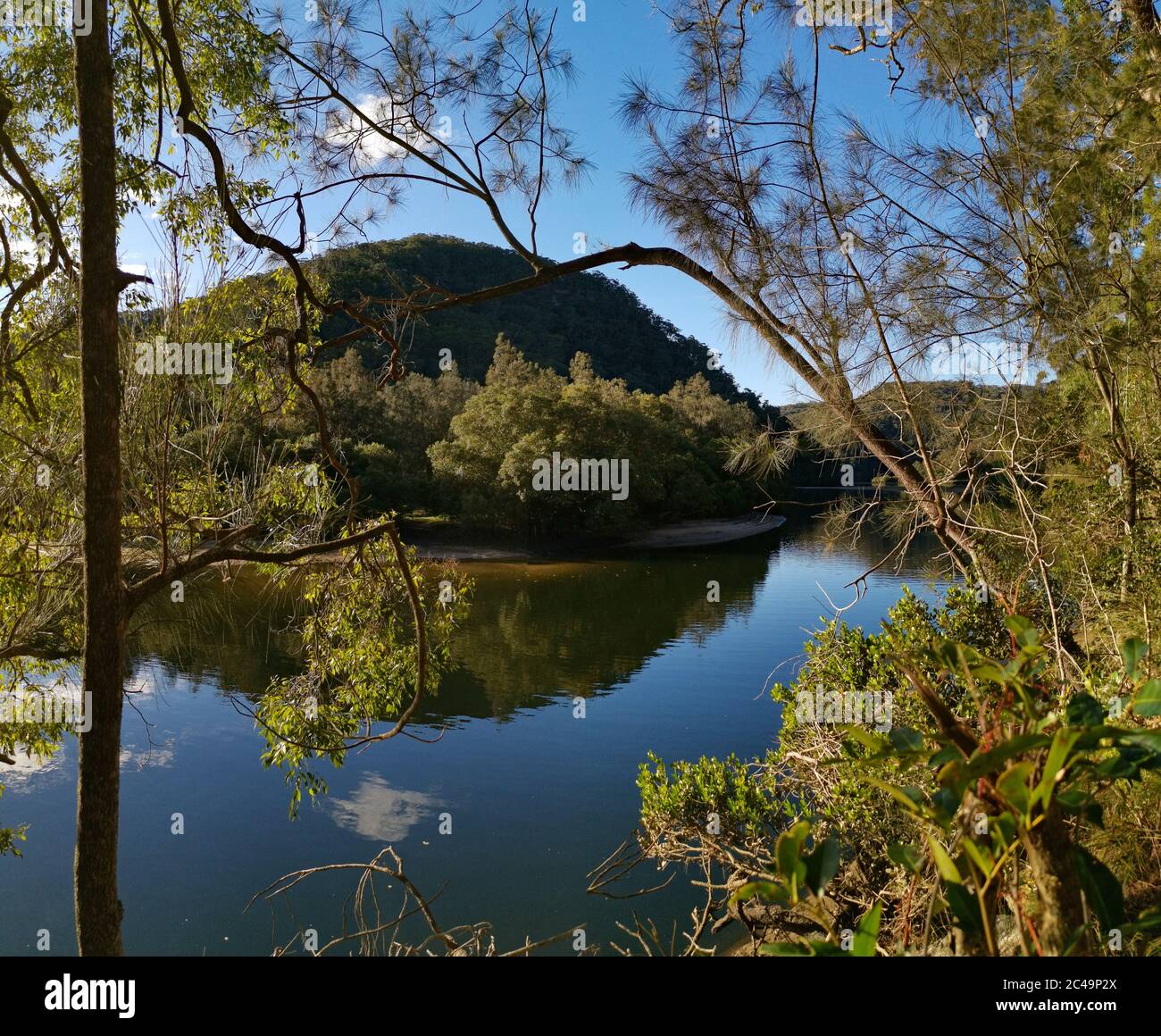 Schöne Aussicht auf einen Bach mit Spiegelung des blauen Himmels, Berge und Bäume auf dem Wasser, Berowra Valley National Park, New South Wales, Australien Stockfoto