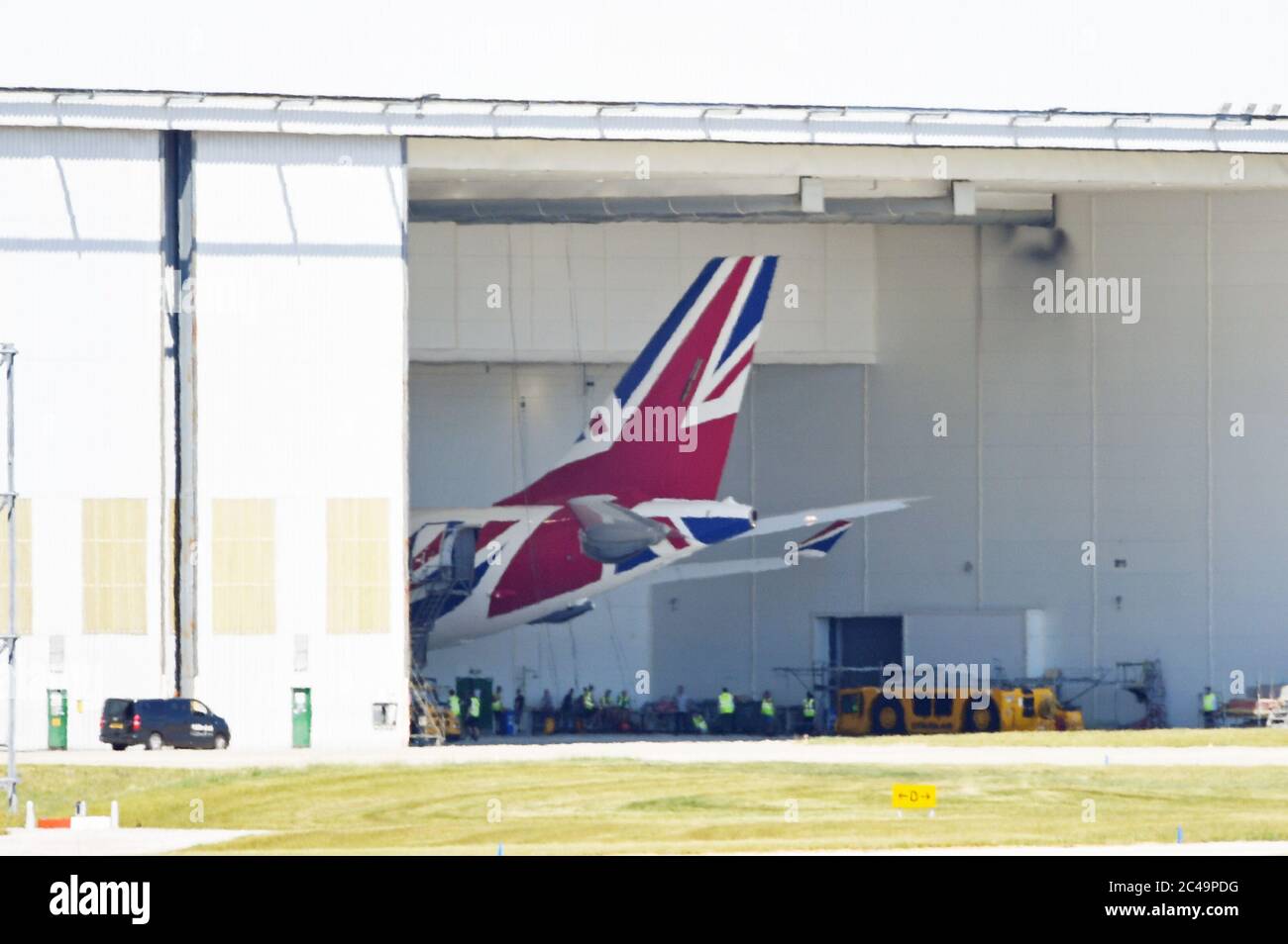 Das Flugzeug der RAF Voyager, das vom Premierminister und der königlichen Familie verwendet wird, ist teilweise in einem Hangar am Flughafen Cambridge zu sehen, wo es in den Farben der Unionsflagge zu einem Preis von fast £1 Million neu gestrichen wird. Stockfoto