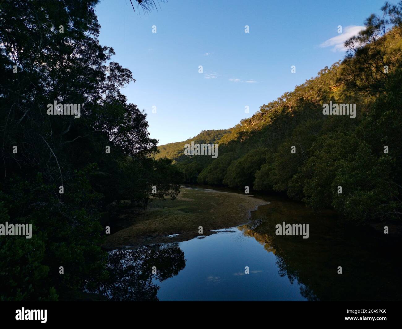 Creek mit schönen Reflexen des blauen Himmels und Bäume, Crosslands Reserve, Berowra Valley National Park, New South Wales, Australien Stockfoto