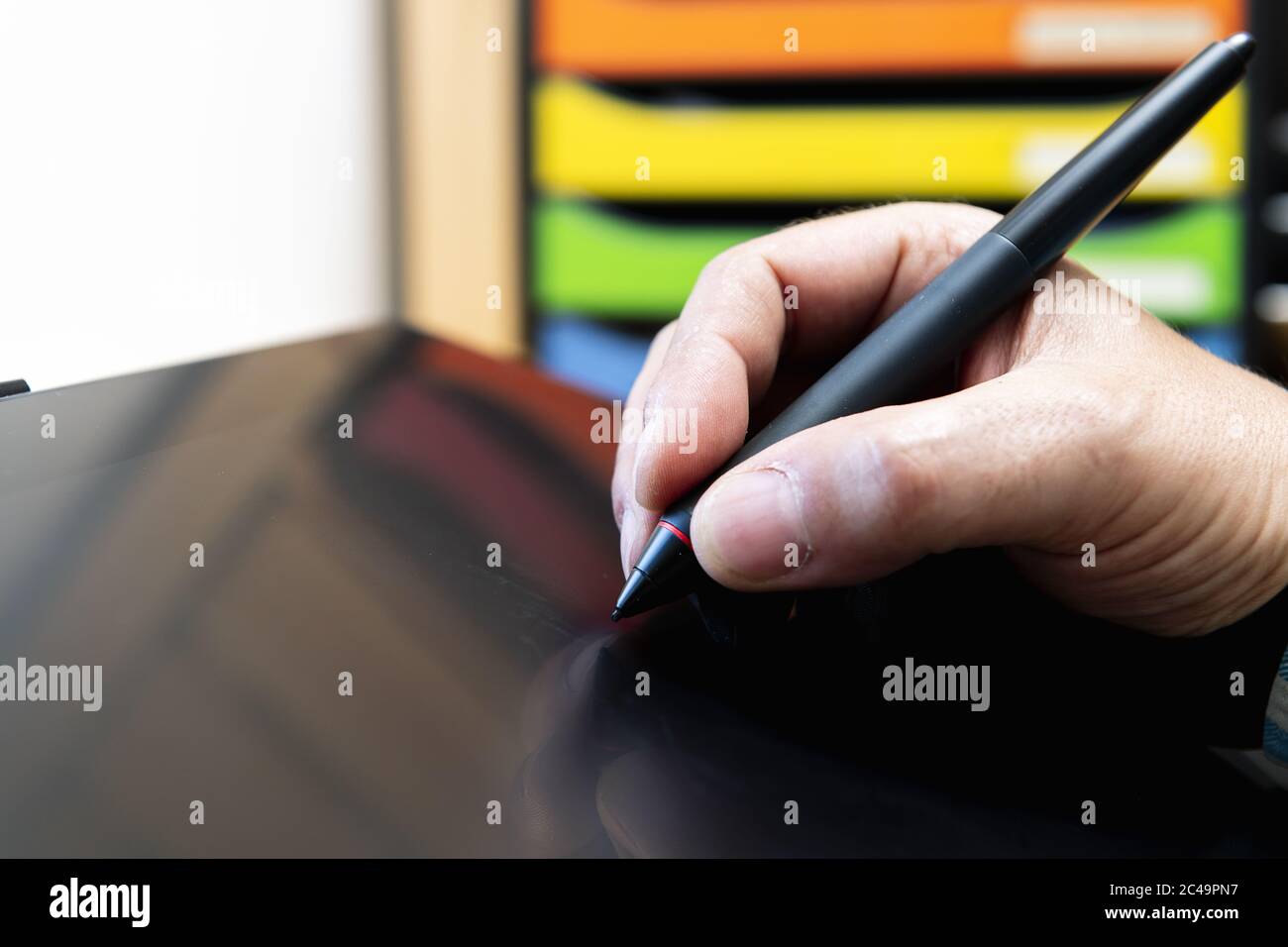 Nahaufnahme einer Hand mit einer Stiftzeichnung auf einem grafischen Tablett, Grafikdesign-Konzept Stockfoto