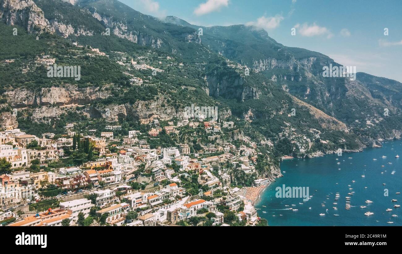 Landschaft von Positano in Italien, Westeuropa. Amalfiküste und Mittelmeer. Ein Dorf mit Küste und Klippe. Stockfoto