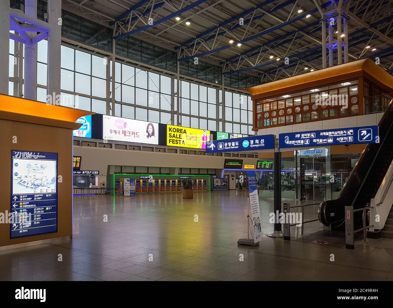 Seoul, Südkorea - Hauptwarteraum in Seoul Station, großer Bahnhof in Seoul. An der Wand sind Werbetafeln ausgestellt, und im zweiten Stock befindet sich eine VIP-Lounge. Stockfoto