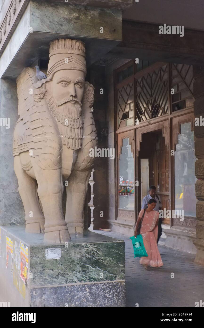 Die Statue eines geflügelten Bullen oder Sheedu Lamassu in Bai Pirojbai Dadabhoy Manekji Vatcha Agiary (Parsi Feuertempel), D.N. Road, Fort, Mumbai, Indien Stockfoto