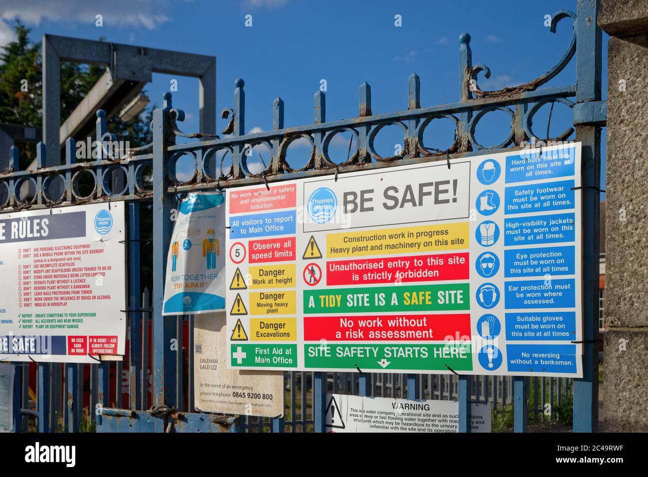 Ein großes und verwirrend Gesundheits- und Sicherheitsschild an einem Eingang zu einer Themse Wasserbaustelle in Laleham Surrey England Stockfoto