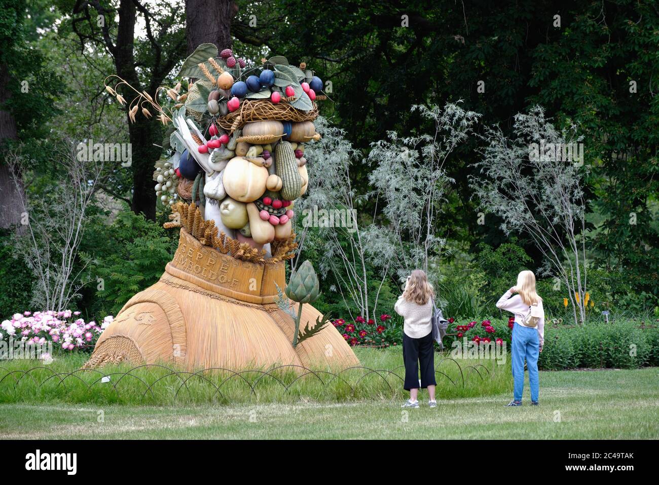 Die große Skulptur von 'Summer' des amerikanischen Künstlers Philip Haas im Stil des Malers Giuseppe Arcimboldo ist im RHS Gardens Wisley zu sehen Stockfoto