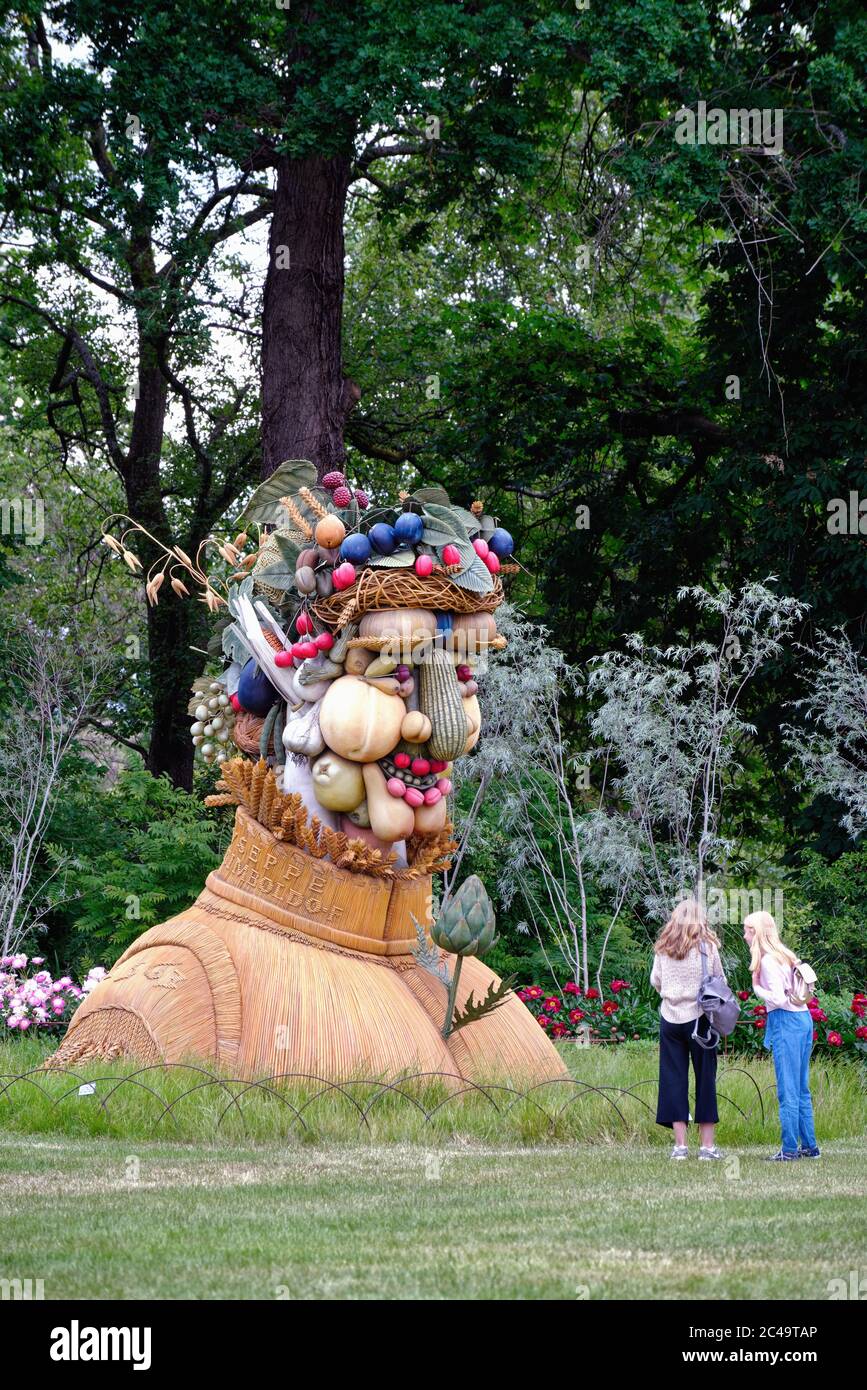 Die große Skulptur von 'Summer' des amerikanischen Künstlers Philip