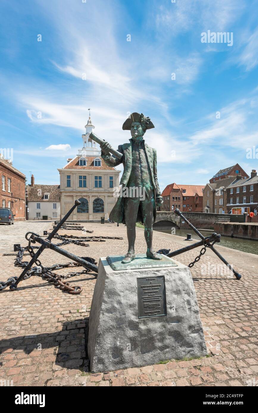 King's Lynn, Blick auf Purfleet Quay mit Statue von Captain George Vancouver und, hinten, das Custom House Gebäude aus dem 17. Jahrhundert, King's Lynn, Norfolk Stockfoto