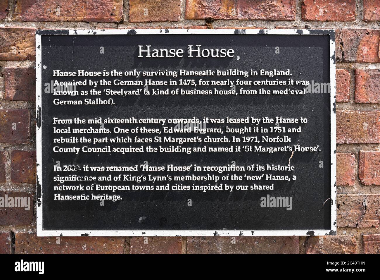 Hanse House, Ansicht einer Informationstafel an der Rückseite des Hanse House, einem ehemaligen Hanseatic Warehouse aus dem 15. Jahrhundert im historischen King's Lynn, Großbritannien Stockfoto