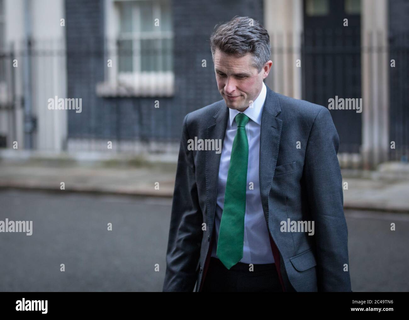 Gavin Williamson, MP, Staatssekretär für Bildung, Politiker der britischen Konservativen Partei, schaut nach unten, Downing Street, London Stockfoto