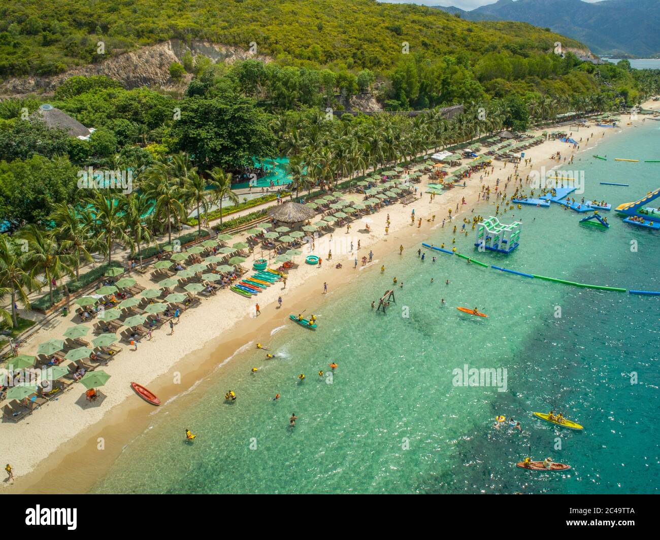 Luftaufnahme der Insel Hon Tam, Nha Trang Bay, Khanh Hoa, Vietnam. Hon Tam hat alle Potenziale eines Klasse-Resort mit tiefblauem Meer harmonisiert mit der Stockfoto