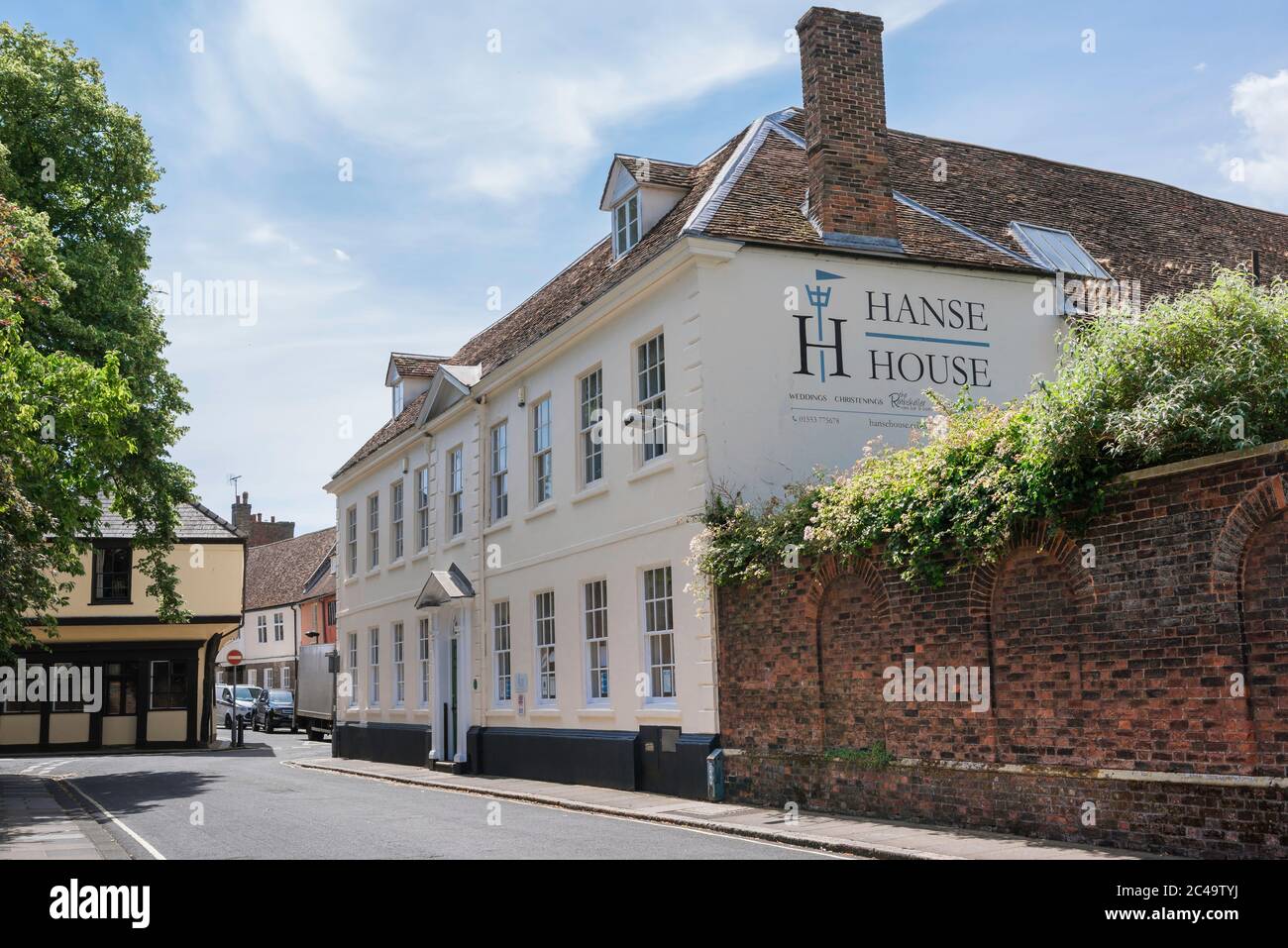 Hanse House Kings Lynn, Blick im Sommer auf Hanse House, ein ehemaliges Hanseatic Warehouse aus dem 15. Jahrhundert in St. Margaret's Place, King's Lynn, Norfolk, Großbritannien Stockfoto