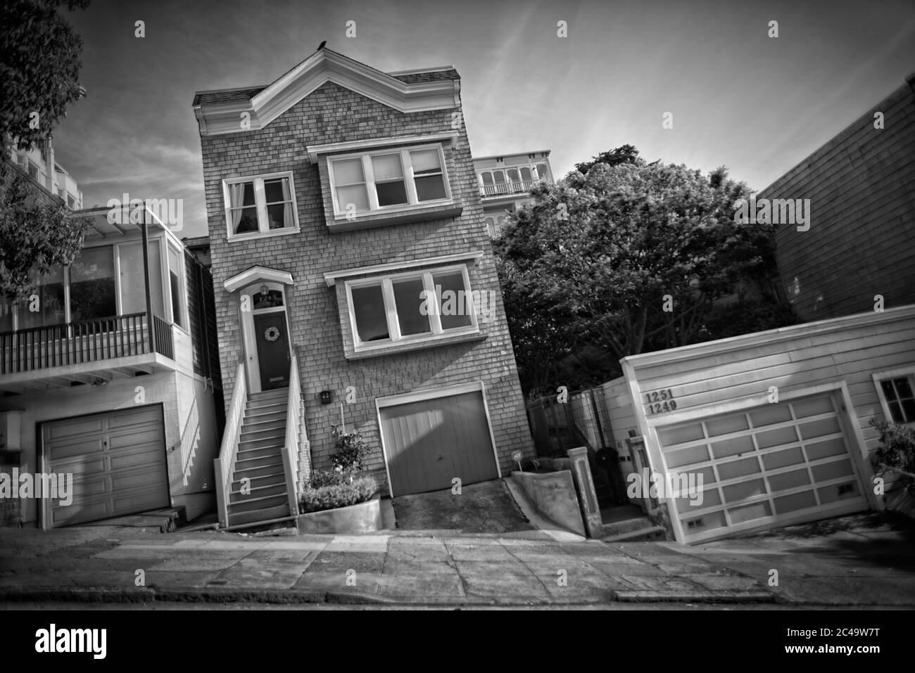 An einigen Orten in San Francisco findet man sehr seltsame Stadthäuser. Warum bauten sie diagonal? Ich weiß nicht :-D Stockfoto