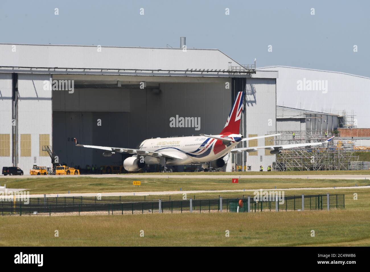 Das vom Premierminister und der königlichen Familie verwendete Flugzeug der RAF Voyager kommt aus einem Hangar am Flughafen Cambridge, wo es in den Farben der Unionsflagge zu einem Preis von fast £1 Million neu gestrichen wurde. Stockfoto