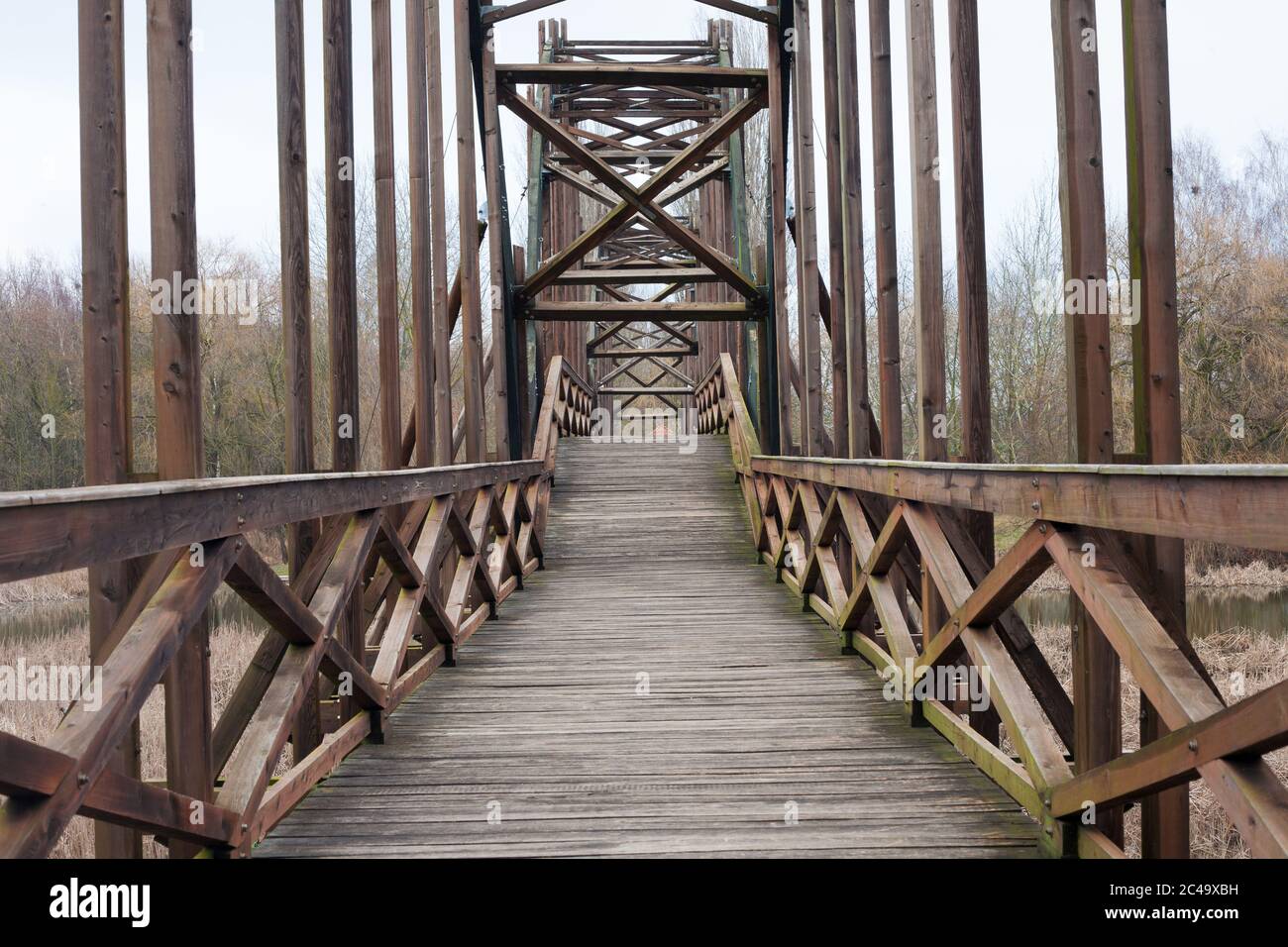 Holzbrücke am kleinen Seeufer des Balaton, Kanyavar, Ungarn Stockfoto