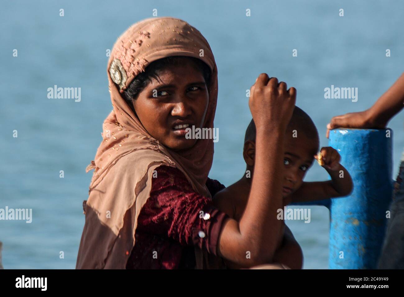 Aceh Utara, Indonesien. Juni 2020. Eine Rohingya-Frau mit ihrem Kind auf einem gestrandeten Schiff bis zu einem Kilometer von der Küste im Norden des Distrikts Aceh gesehen. 94 Rohingyas wurden von acehnesischen Fischern gefunden, die in der Mitte des Meereswassers einen Kilometer von der Küste vor der Provinz Aceh mit Holzbooten gestrandet waren. Kredit: SOPA Images Limited/Alamy Live Nachrichten Stockfoto