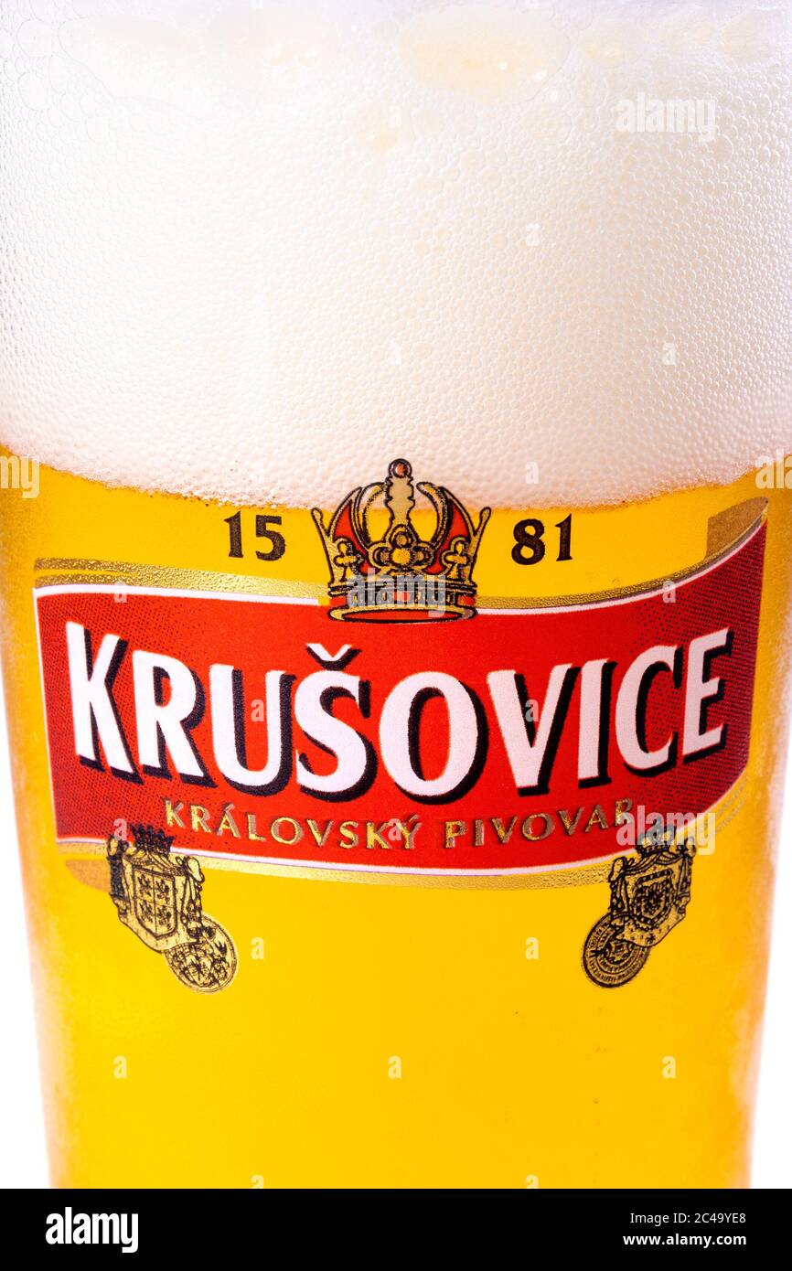 uzhgorod, ukraine - SEP 02, 2015: tschechisches helles Bier. Logo der beliebten marke krusovice auf einem Glas. Weißer Hintergrund Stockfoto
