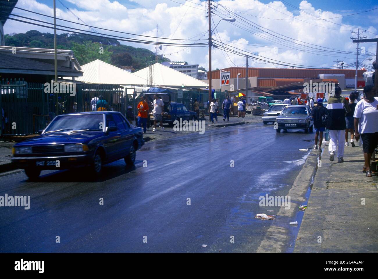 Scarborough Tobago Cars auf der geschäftigen Street Szene, nachdem es geregnet hatte Stockfoto