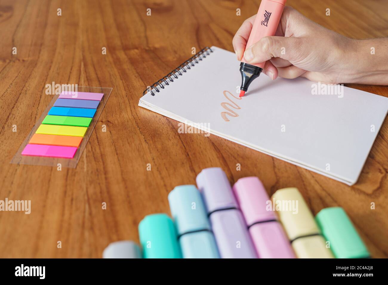 Zeichnung auf einem weißen Blatt mit einem farbigen Textmarker Stockfoto