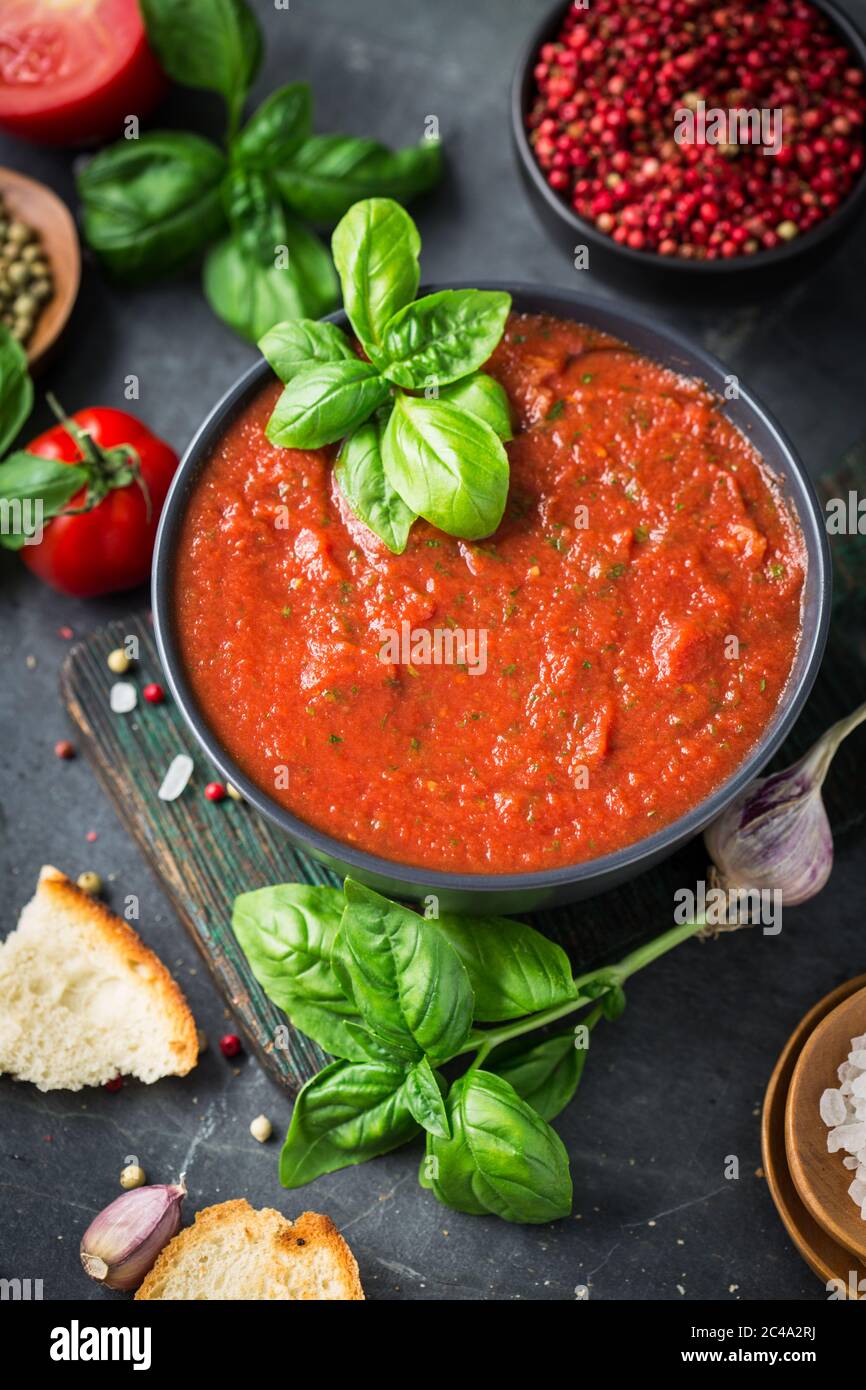 Frische hausgemachte Tomatensuppe in der Schüssel auf Steingrund Stockfoto