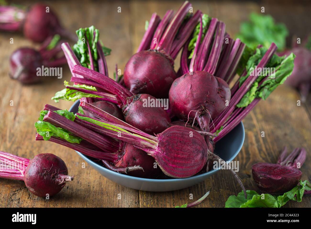 Frische rote Bio-Rüben auf einem Holztisch Stockfoto