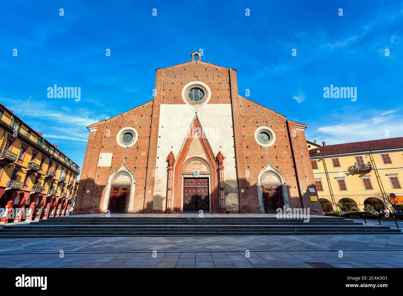 Fassade der Maria Vergine Assunta Kathedrale unter blauem Himmel in der kleinen Stadt Saluzzo im Piemont, Norditalien. Stockfoto