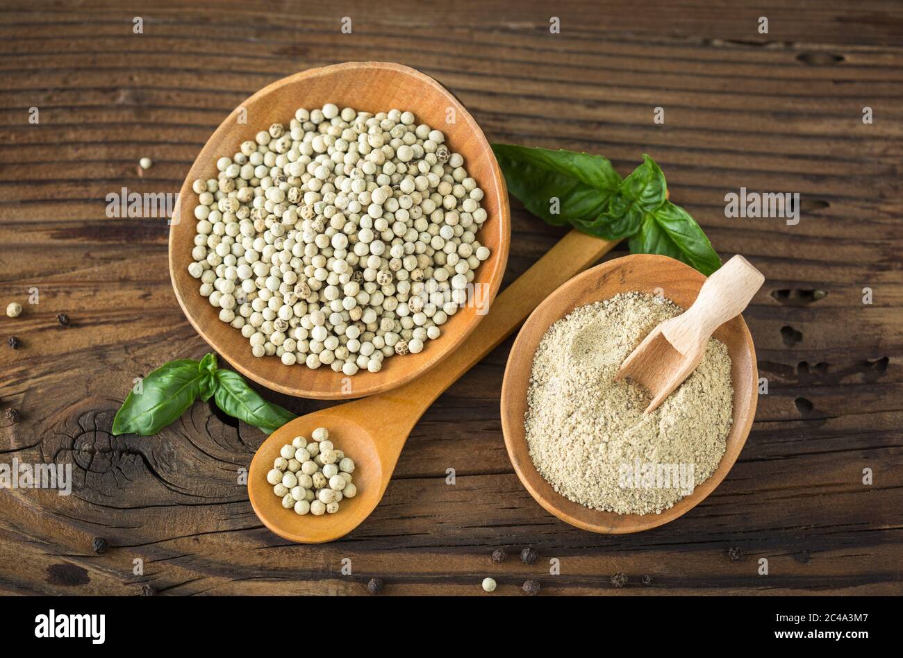 Weißer Pfeffer in der Holzschale Stockfoto