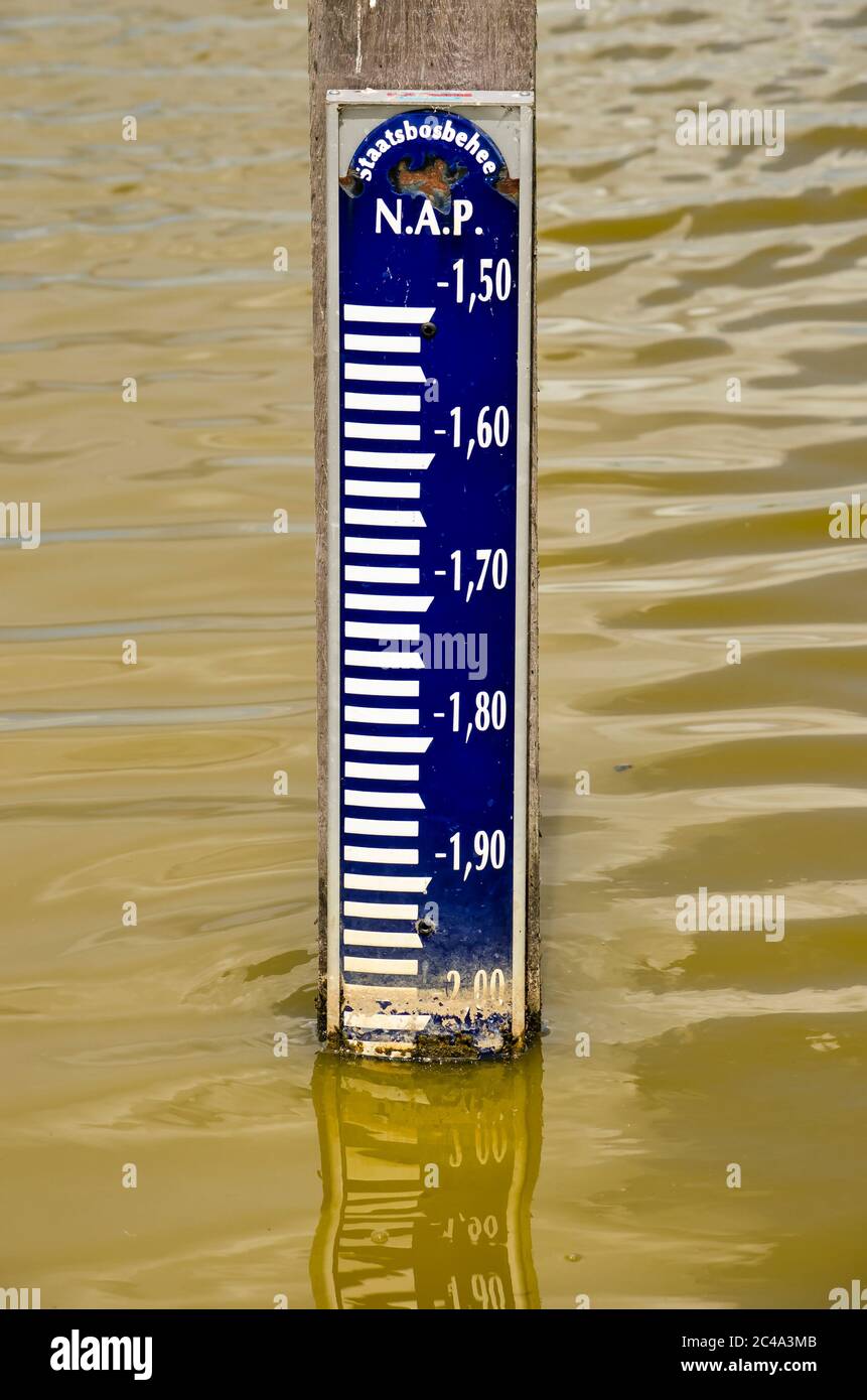Pol mit Wasserpegelmarkierung in einem niederländischen Kanal, der anzeigt, dass das Wasser zwei Meter unter dem Meeresspiegel liegt Stockfoto